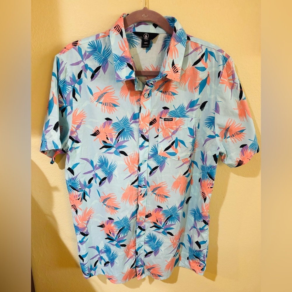 VOLCOM LEAF PIT FLORAL SHORT SLEEVE BUTTON UP SHIRT SIZE: Large